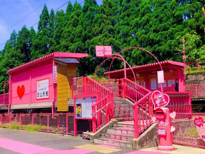 恋山形駅 にあるピンク色の 鳥取県智頭町 Korette